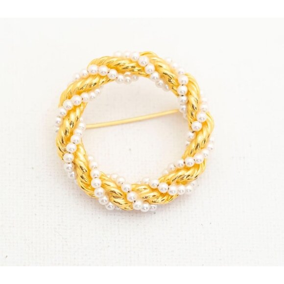Vintage Circular Brooch in Gold Tone and White - A4 - Picture 1 of 2